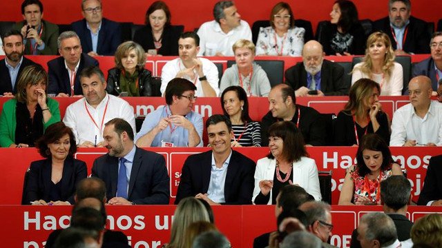 O secretario xeral do PSOE, Pedro Sánchez, a presidenta, Cristina Narbona, e o secretario de Organización do PSOE, José Luis Ábalos, na reunión do Comité Federal do PSOE deste martes. CHEMA MOYA (EFE)
