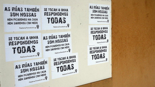Carteles contra las agresiones sexuales en un edificio donde actuó un violador en Augas Férreas. PEPE TEJERO