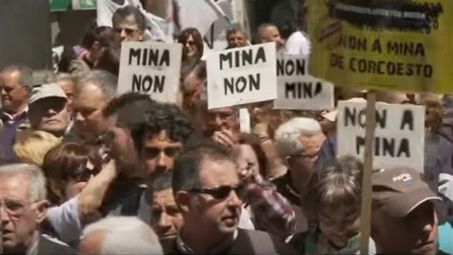 Participantes nunha manifestación contra a mina. EP