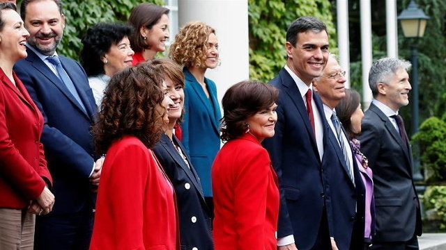 El presidente del Gobierno, Pedro Sánchez, posa para la foto de familia con el resto del Ejecutivo.CHEMA MOYA