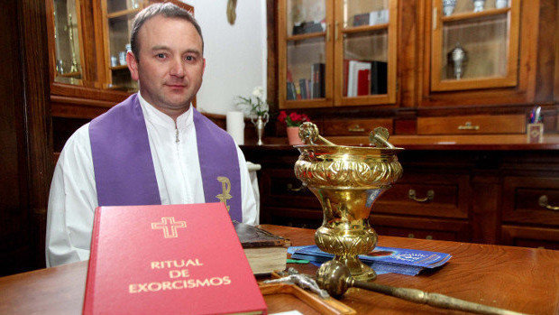 José Criado muestra el libro de exorcismos. PATRICIA FIGUEIRAS