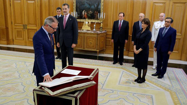 O novo ministro de Cultura, José Guirao, toma posesión do seu cargo ante o Rei, este xoves. CARLOS HIDALGO (EFE)