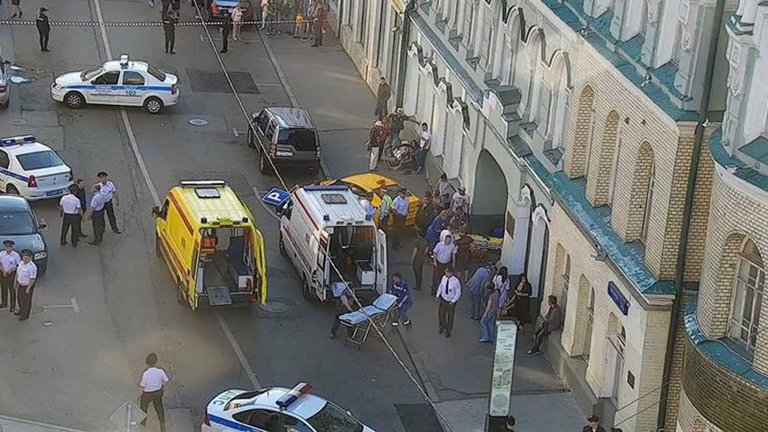 Imágen de una cámara de tráfico que muestra como una ambulancia se lleva a las víctimas
