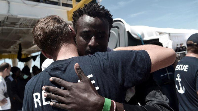 Un voluntario se abraza a un inmigrante. EFE