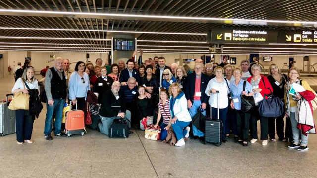 Participantes do programa 'Reencontros na casa' no aeroporto de Santiago. @OvidioRodeiro 