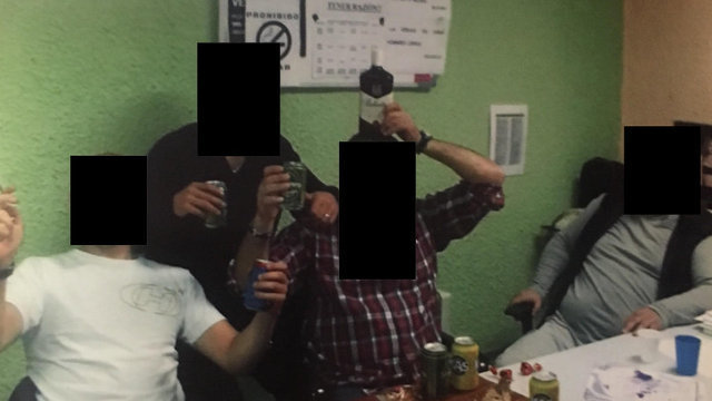 Una de las fotos difundidas en las que presuntamente varios internos consumen alcohol en el penal. EP (cárcel de Monterroso)