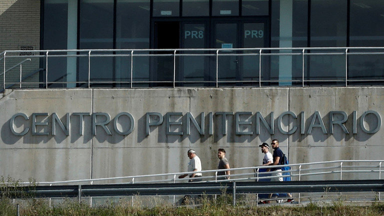 Tres miembros de La Manada abandonan la prisión de Pamplona. VILLAR LÓPEZ