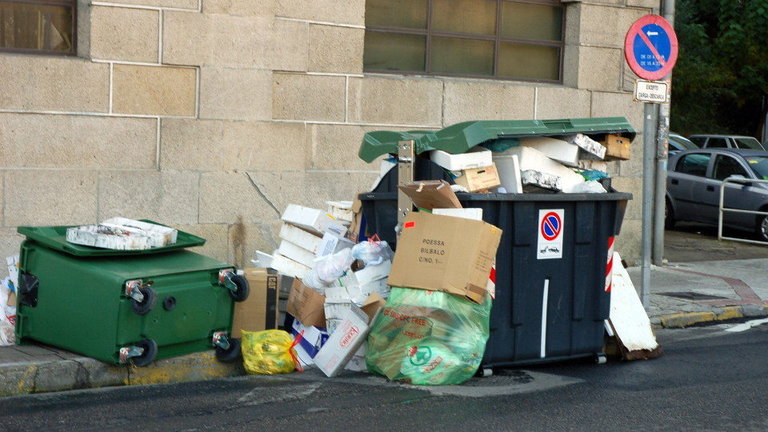 Estado de las calles de Vigo durante una de las huelgas del servicio de recogida de basura. ARCHIVO
