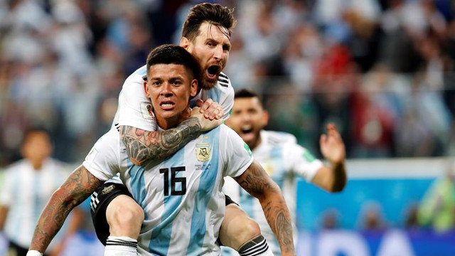 Rojo y Messi, durante el partido entre Argentina y Nigeria. ANATOLY MALTSEV (EFE) (mundial de Rusia 2018)
