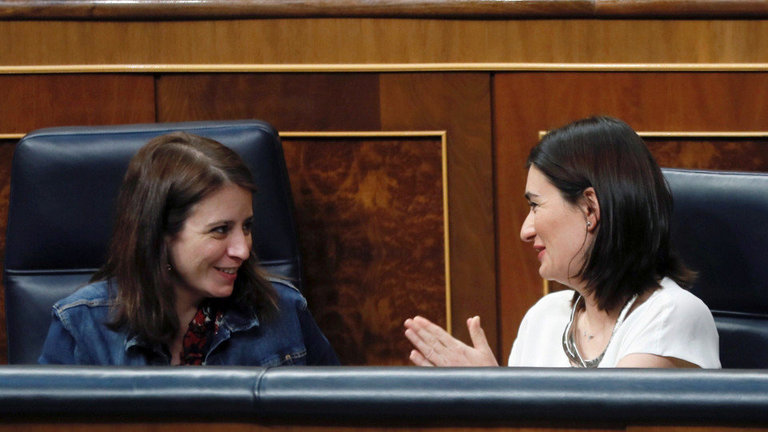 La portavoz del PSOE, Adriana Lastra, conversa con la ministra de Sanidad,  Carmen Montón. FERNANDO ALVARADO (EFE)