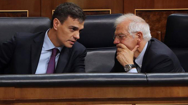 Pedro Sánchez y Josep Borrell, en el Congreso. BALLESTEROS