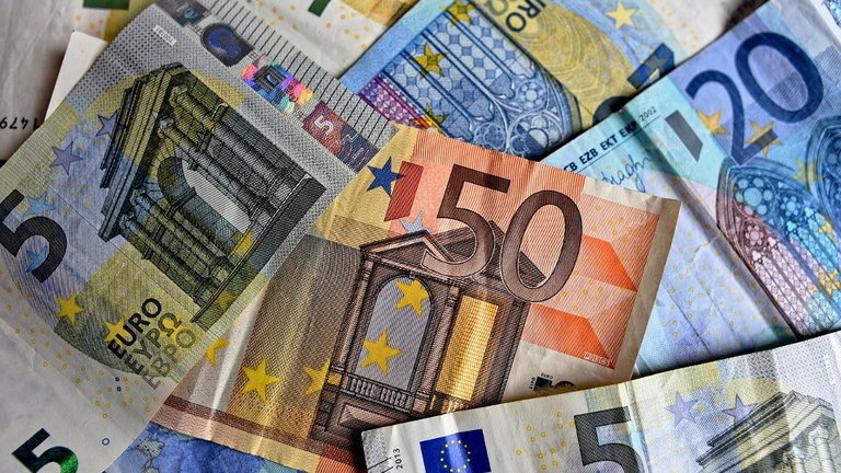 A muller atopouse a cantidade repartida en billetes de 50 euros. EP