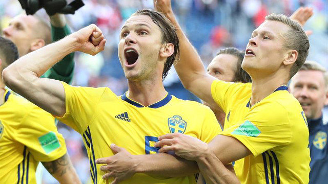 Los jugadores suecos celebran la victoria. TOLGA BOZOGLU
