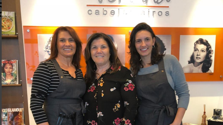 La madre de Cristiano, Dolores Aveiro, junto a dos trabajadoras de su nuevo restaurante. INSTAGRAM