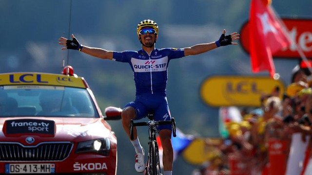 Alaphilippe celebra su victoria en la décima etapa del Tour de Francia. KIM LUDBROOK (EFE)