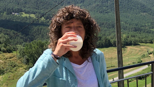 Teresa Jordà es una firme defensora del consumo de leche cruda. TWITTER