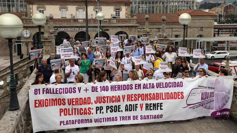 As vítimas do Alvia, durante a manifestación no quinto aniversario do accidente. PEPE FERRÍN