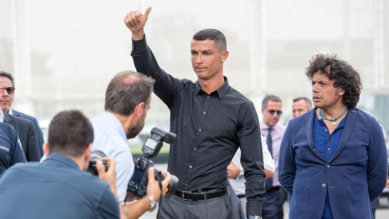 Cristiano Ronaldo llega a la rueda de prensa en la nueva sede del Juventus en Via Druento. ALESSANDRO DI MARCO (EFE)