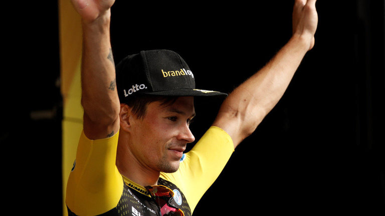 El ciclista esloveno Primoz Roglic, del equipo Lotto Jumbo, celebra su victoria. EFE 