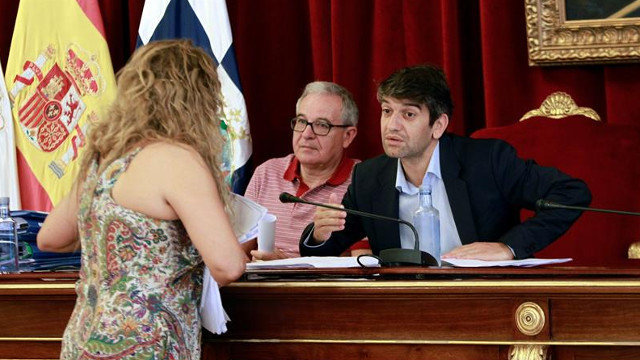 La concejal del PSOE, Beatriz Sestayo, habla con el alcalde de Ferrol, Jorge Suárez, durante el pleno de este lunes. KIKO DELGADO (EFE)