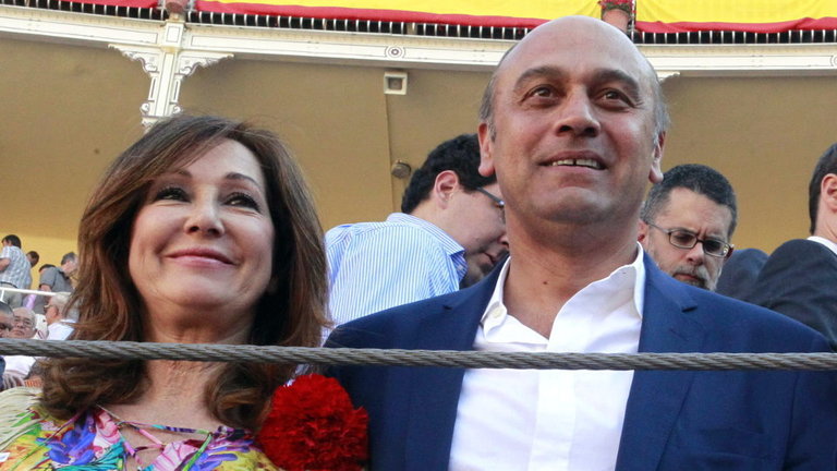 Ana Rosa y su marido, Juan Muñoz, en la Feria de San Isidro. AEP