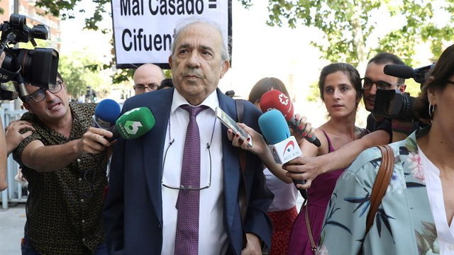 El exdirector del Instituto de Derecho Público de la URJC, Enrique Álvarez Conde, a su llegada a los juzgados.EFE