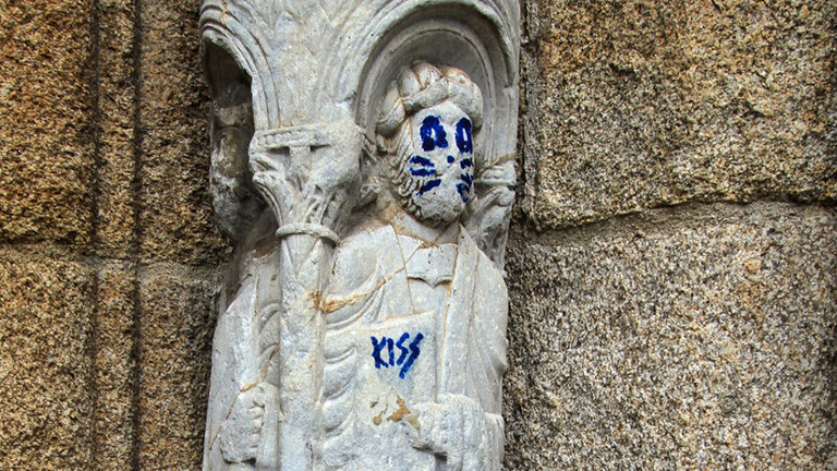 Pintadas en la figura de la fachada de Platerías. LUIS POLO (AGN)