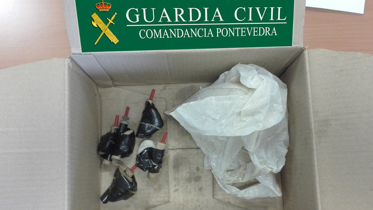 Caja con los artefactos pirotecnicos hallada en Combarro. DP