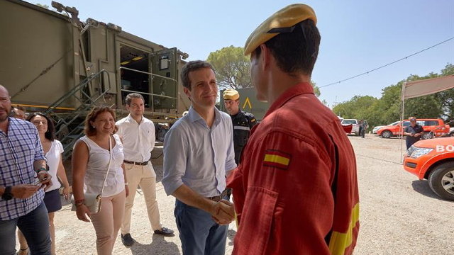 Pablo Casado saluda a un miembro de la Unidad Militar de Emergencias en el puesto de mando del incendio de Llutxent. EFE