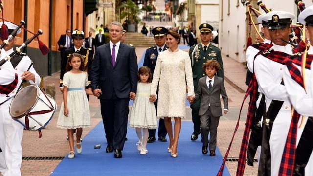 Duque, acompañado de su esposa, María Juliana Ruiz, y sus hijos Eloísa (i), Luciana (c), y Matías. EFE