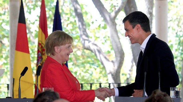 La canciller alemana, Angela Merkel, y el presidente del Gobierno, Pedro Sánchez, en la Fundación Casa Medina Sidonia en Sanlúcar de Barrameda, Cádiz. A. CARRASCO RAGEL (EFE) 