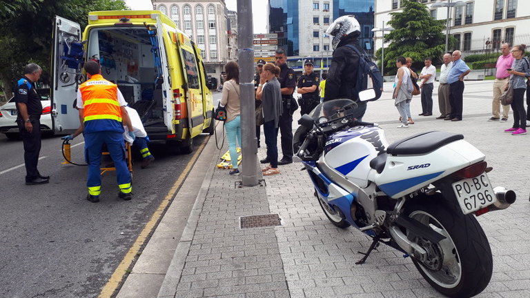 La ambulancia lleva a la menor atropellada en Lugo. SEBAS SENANDE