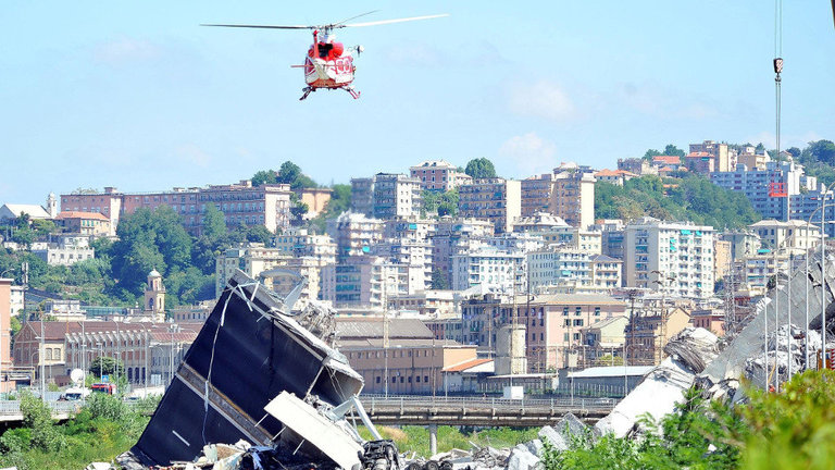 Labores de rescate de las víctimas del puente que se desplomó el martes en Génova. ALESSANDRO DI MARCO (EFE)