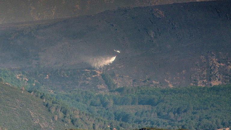 Un helicóptero trabaja en las tareas de extinción de los dos incendios declarados en el parque natural de O Invernadoiro. BRAIS LORENZO (EFE)