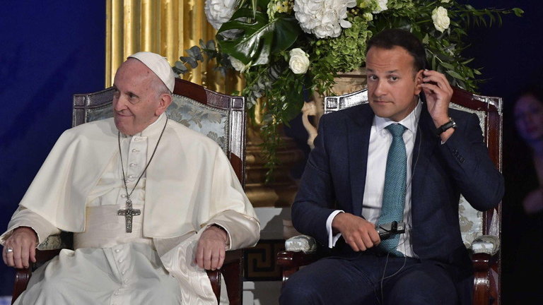 El papa Francisco junto al primer ministro irlandés  Leo Varadkar. EFE