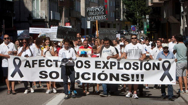 Manifestación convocada por los afectados por la explosión en Tui. SALVADOR SAS (EFE)