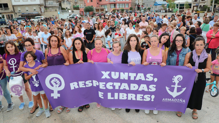 Concentración contra la violencia machista celebrada en Combarro. JOSÉ LUIZ OUBIÑA