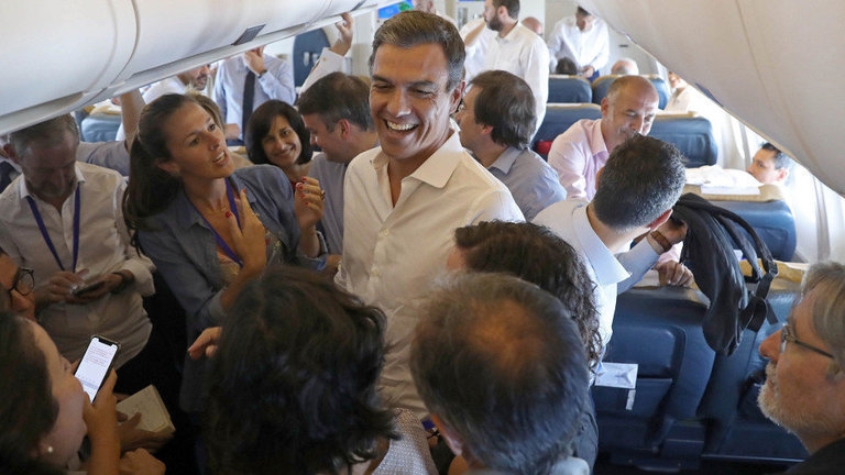 El presidente del Gobierno, Pedro Sánchez (c), durante una conversación informal con los periodistas en el vuelo de regreso de su gira latinoamericana. EFE (J.J.Guillén)
