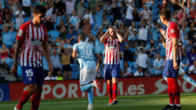 Los jugadores del Atlético, cabizbajos tras un gol celeste. LAVANDEIRA JR