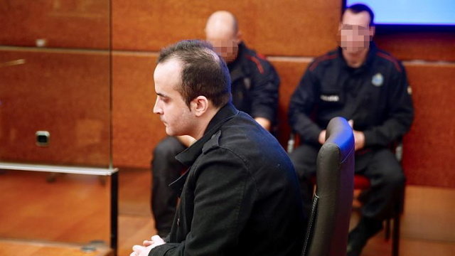El acusado de matar a una bebé al tirarla por la ventana en Vitoria durante la declaración en el juicio. DAVID AGUILAR