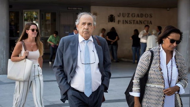Enrique Álvarez Conde, director del máster de Cristina Cifuentes, a su salida de los juzgados de la Plaza Castilla. EFE