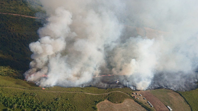Imagen aérea del incendio de Bruicedo, en a Fonsagrada. TWITTER (@BMarroxo)