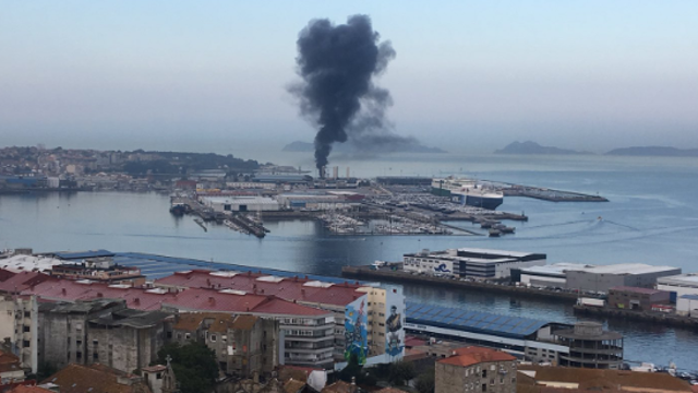 Humareda del incendio originado en la nave de Bouzas. @rubenperezEU 