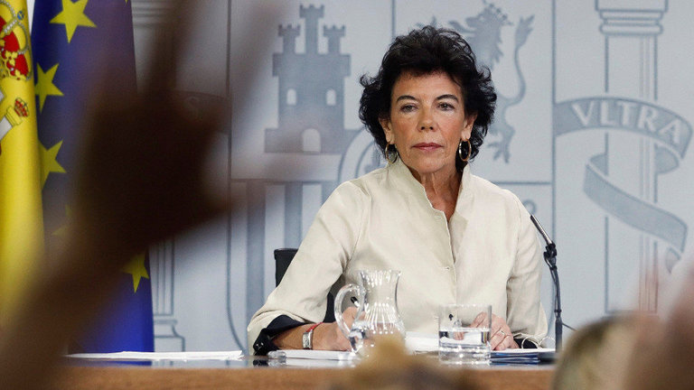La ministra portavoz Isabel Celaá, durante la rueda de prensa posterior al Consejo de Ministros. EMILIO NARANJO (EFE)