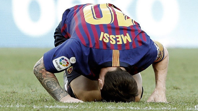 Messi se lamenta en el césped del Camp Nou.ANDREU DALMAU (Efe)