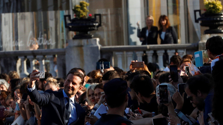 Bradley Cooper a su llegada a la presentación de 'A star is born'. JAVIER ETXEZARRETA (EFE)