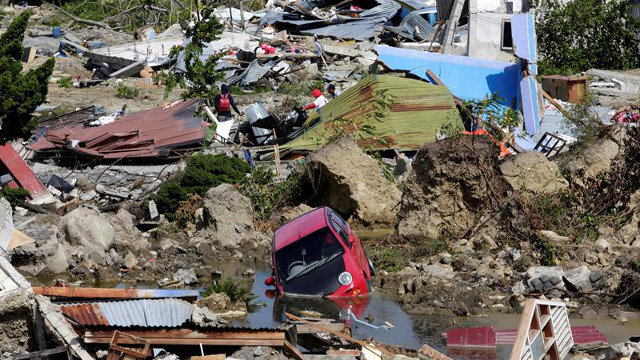  Escombros en Indonesia. HOTLI SIMANJUNTAK