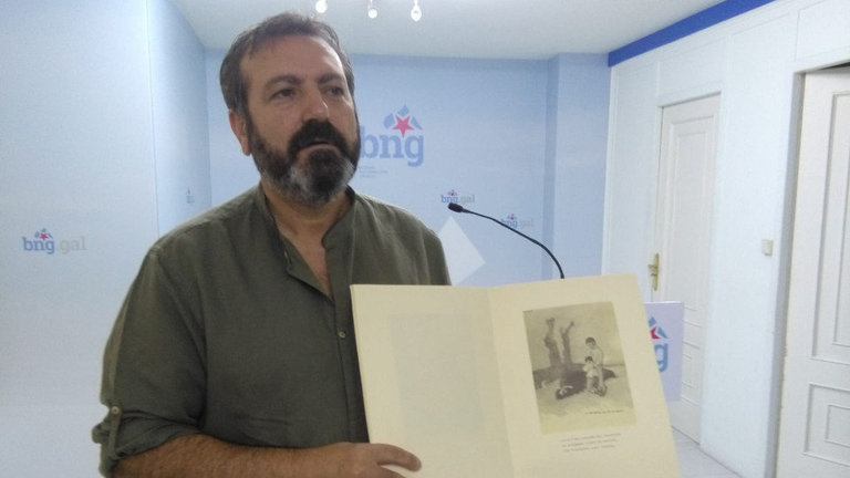 Luís Bará mostra a estampa orixinal do album Galicia Mártir. B.L.