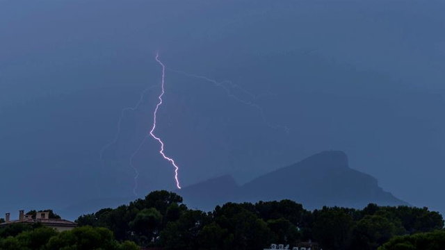 Un rayo cae sobre la isla de Dragonera, durante la tormenta que ha tenido lugar en Mallorca. CATI CLADERA