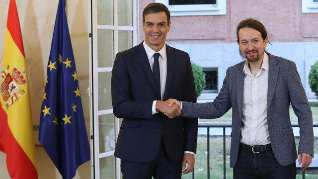 El presidente del Gobierno, Pedro Sánchez, y el secretario general de Podemos, Pablo Iglesias, este jueves tras firmar el acuerdo sobre el proyecto de ley de los presupuestos para 2019. ZIPI (EFE)